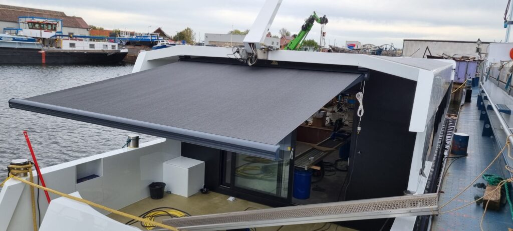 Zonwering op boot in Werkendam